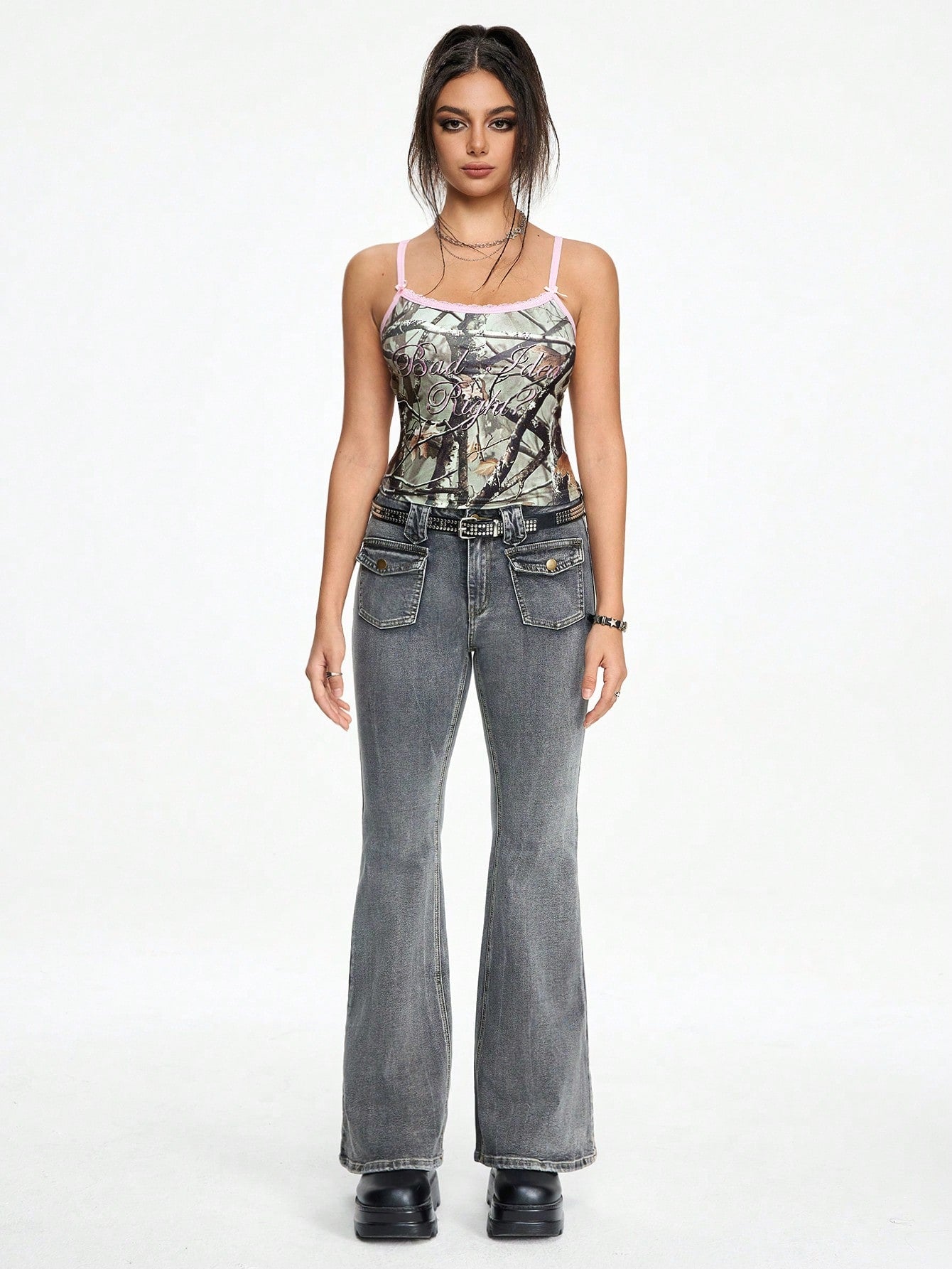 ROMWE Grunge Punk Top ajustado de tirantes con bordado de letra dulce y picante, estampado de camuflaje de hoja, y ribete de encaje en todo el diseño, estilo Y2K