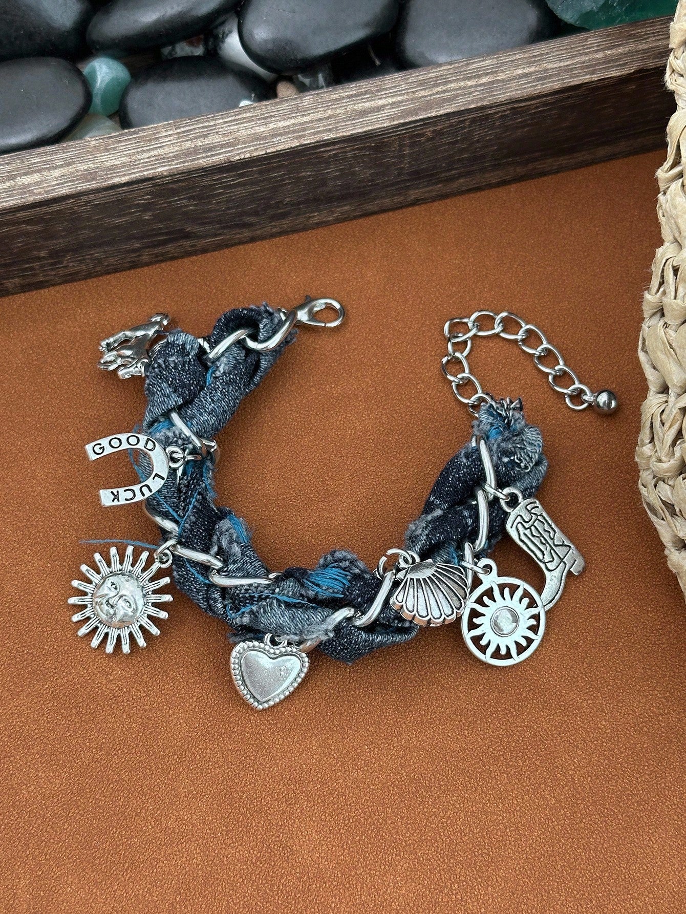 ROMWE Hippie 1 pieza Pulsera de cadena trenzada de estilo occidental de moda con encantos de sol, corazón, bota y colgante de edredón, accesorio de pulsera de encanto único para mujeres