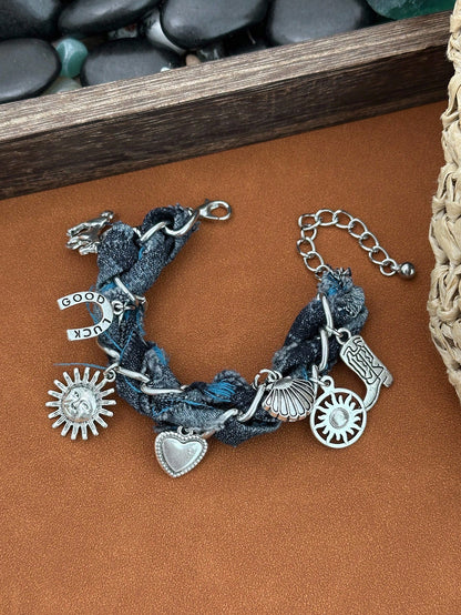 ROMWE Hippie 1 pieza Pulsera de cadena trenzada de estilo occidental de moda con encantos de sol, corazón, bota y colgante de edredón, accesorio de pulsera de encanto único para mujeres