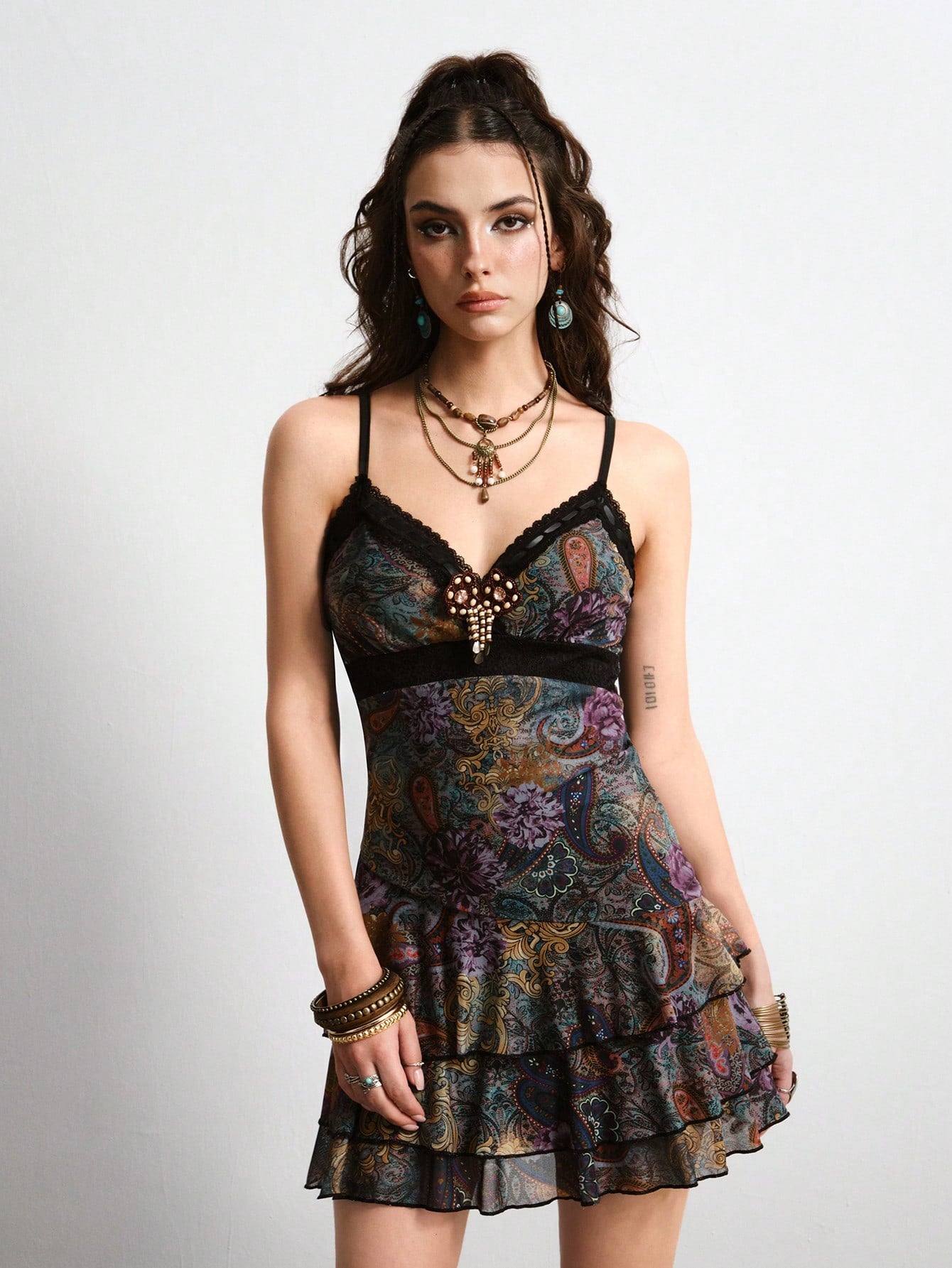 ROMWE Hippie Vestido mini vintage hippie de vacaciones con estampado de paisley, detalles con flecos y volantes en el bajo para mujeres