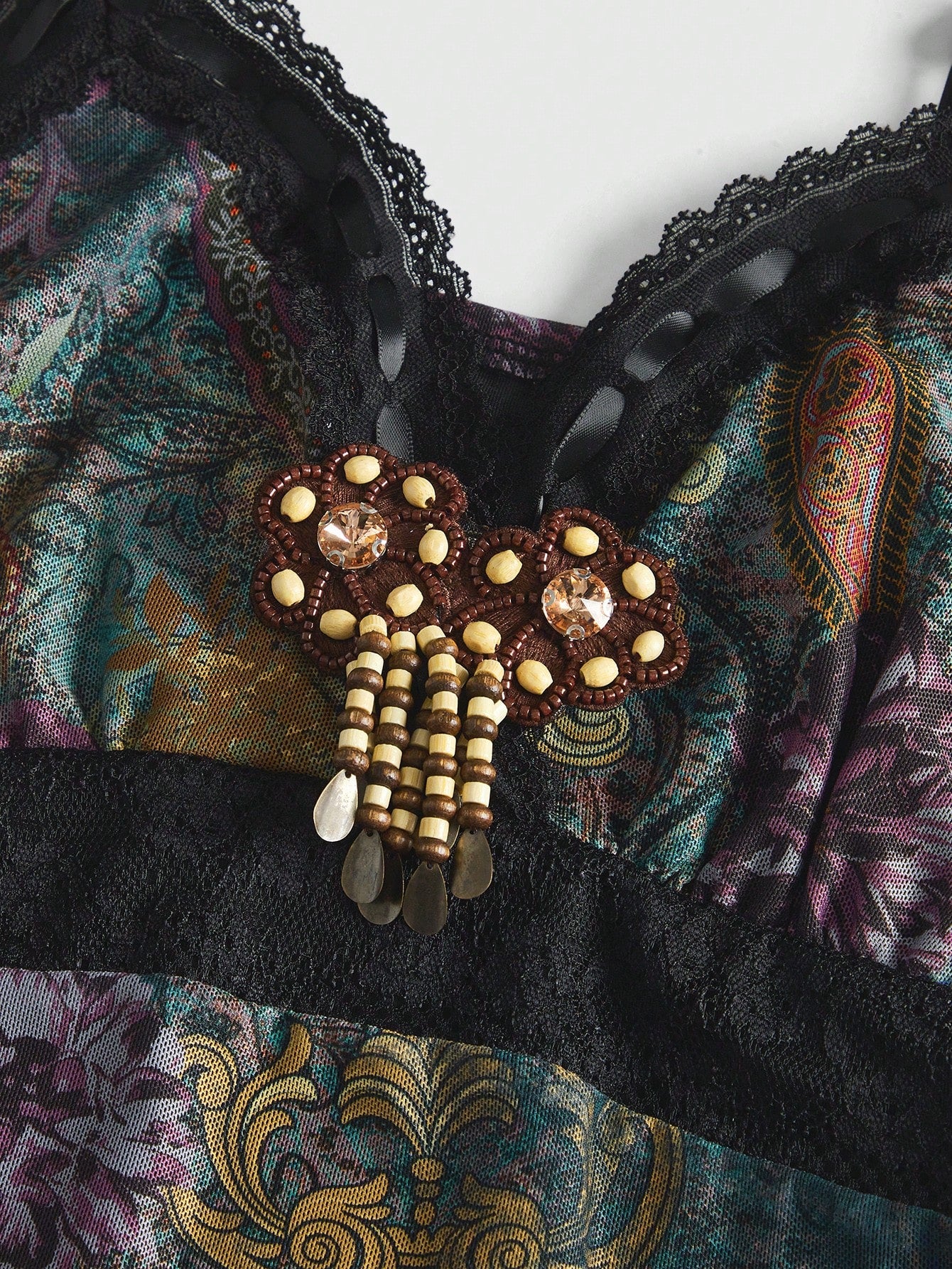 ROMWE Hippie Vestido mini vintage hippie de vacaciones con estampado de paisley, detalles con flecos y volantes en el bajo para mujeres