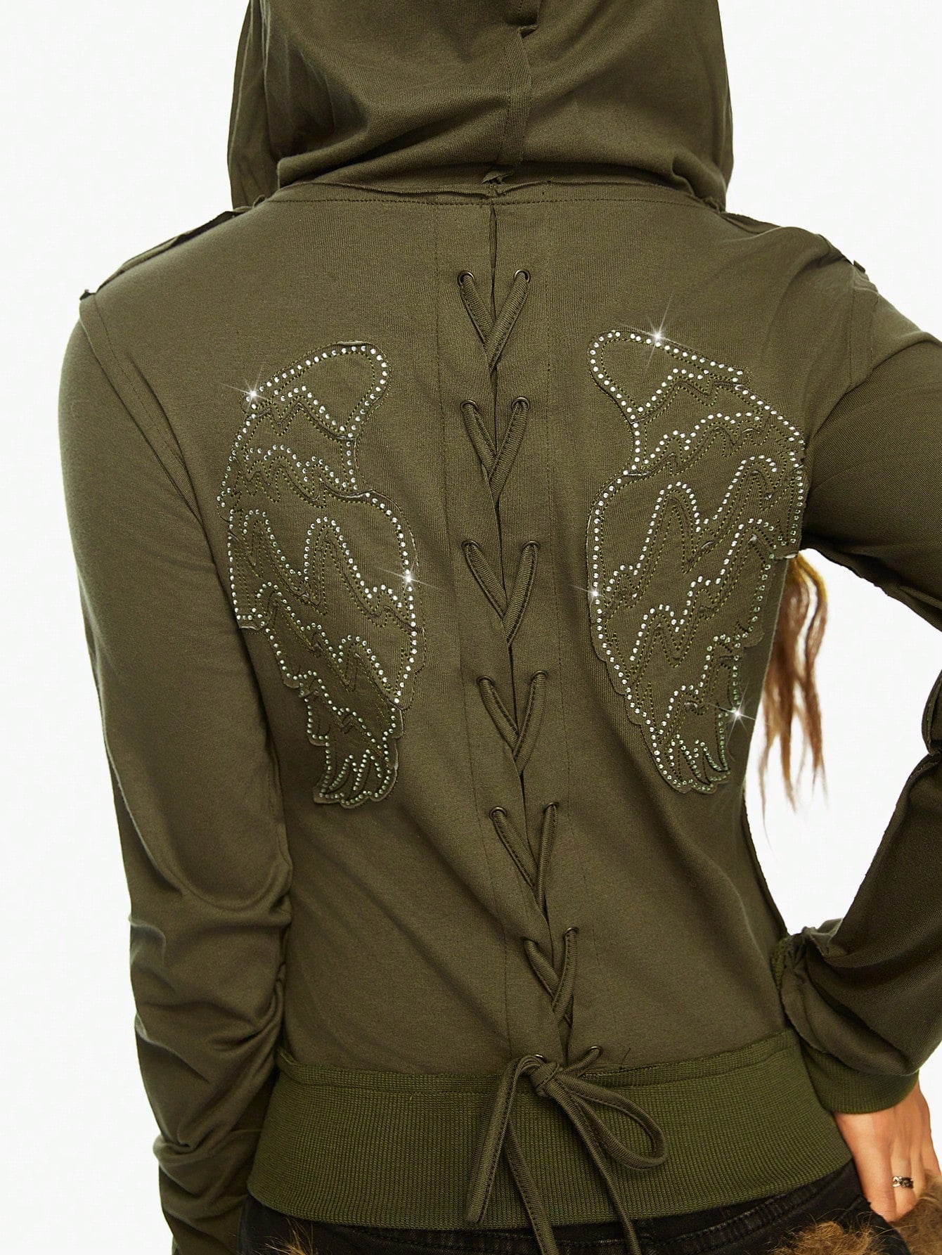 ROMWE J-Fashion Sudadera vintage desgastada con gráfico Harajuku, bordados de alas y texto en inglés con tachuelas de rhinestone para mujeres