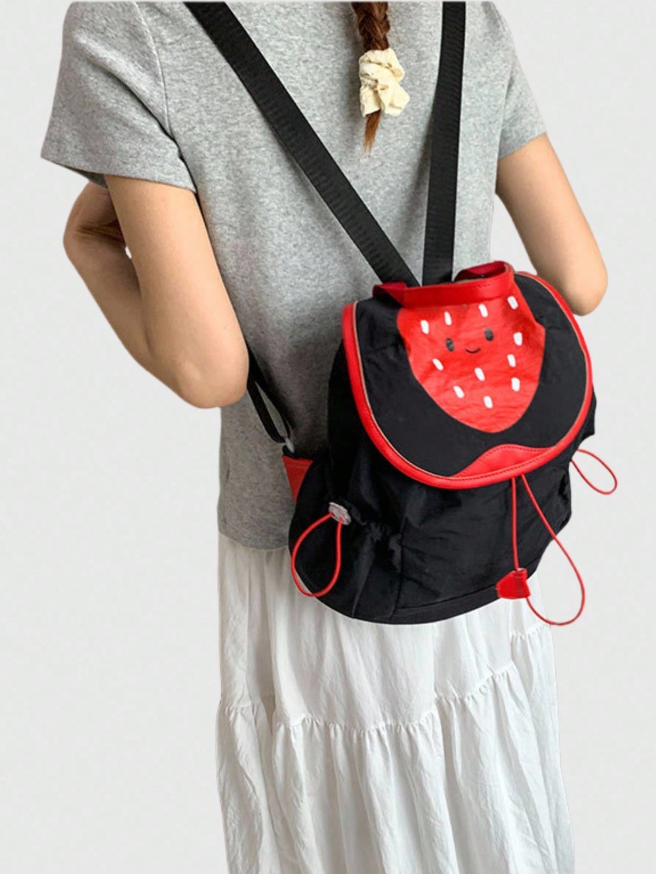 ROMWE Kawaii 1 pieza Mochila de moda con estampado de fresa kawaii y lindo en color negro, adecuada para uso diario, escuela, viajes, etc.