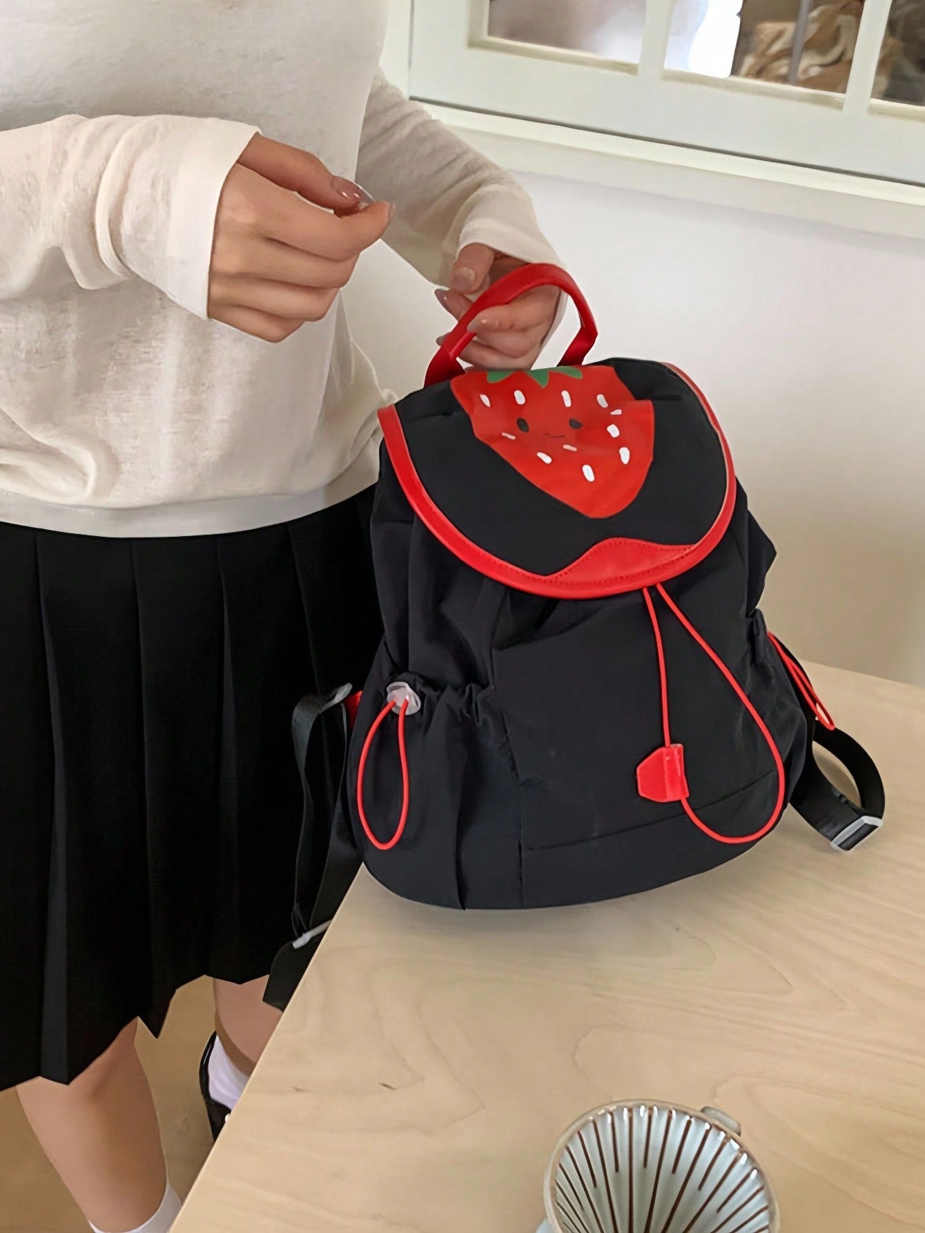 ROMWE Kawaii 1 pieza Mochila de moda con estampado de fresa kawaii y lindo en color negro, adecuada para uso diario, escuela, viajes, etc.