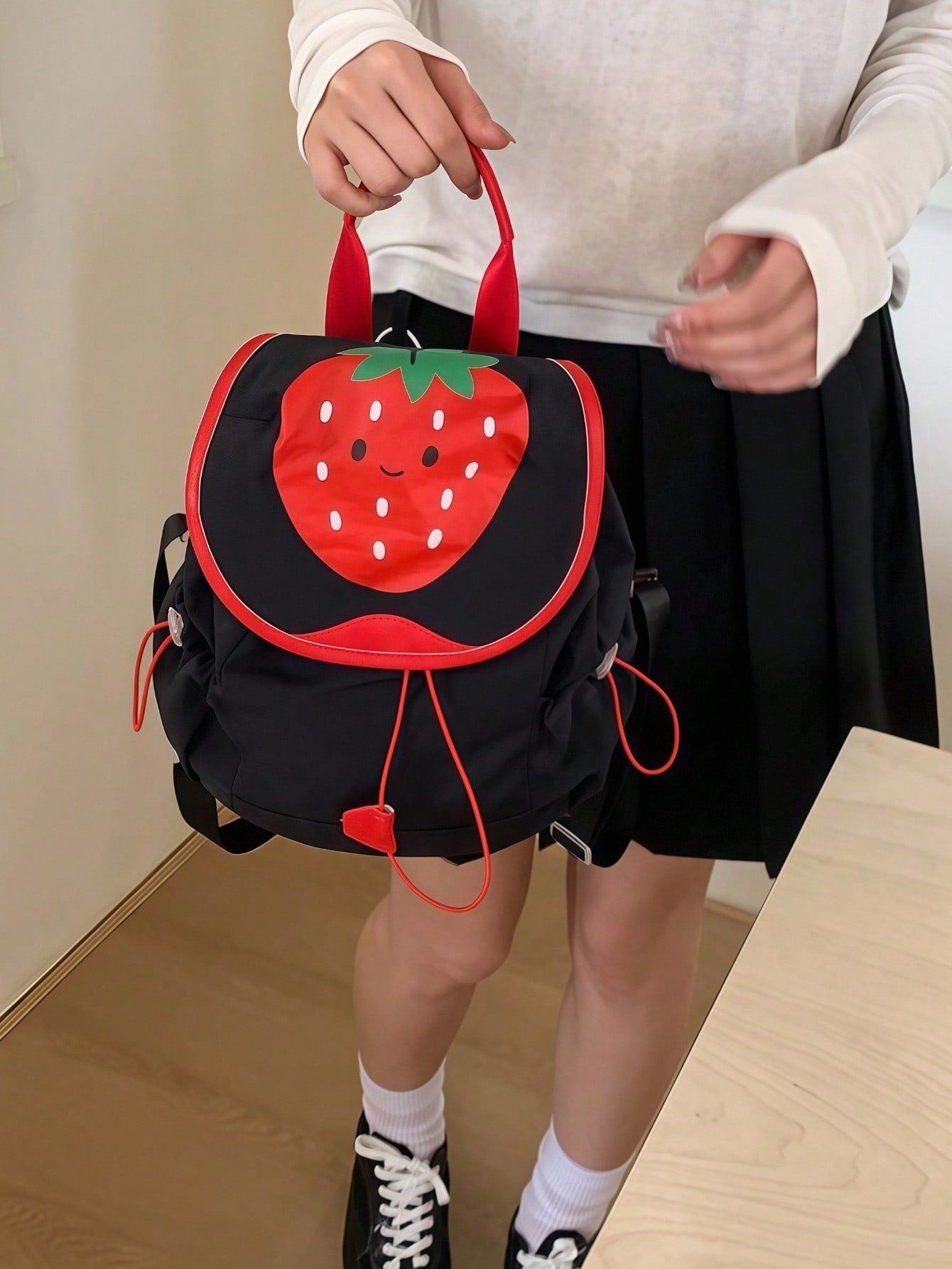 ROMWE Kawaii 1 pieza Mochila de moda con estampado de fresa kawaii y lindo en color negro, adecuada para uso diario, escuela, viajes, etc.