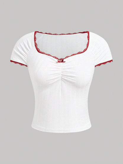 ROMWE Kawaii Camiseta elástica para mujer de ajuste ceñido con forma de corazón, acabado con encaje y lazo, para ocio y escuela