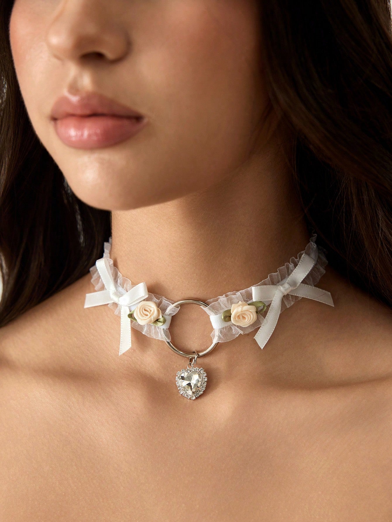 ROMWE Kawaii Collar con colgante de cristal en forma de corazón, con encaje y volante tipo choker, estilo Lolita Kawaii de Japón, para mujeres
