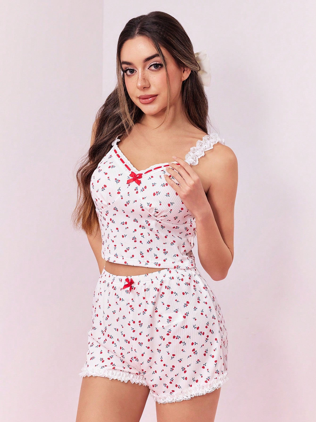 ROMWE Kawaii Conjunto de pijama de verano para mujer con pantalones cortos de tirantes finos, decorado con parches de encaje floral y lazo