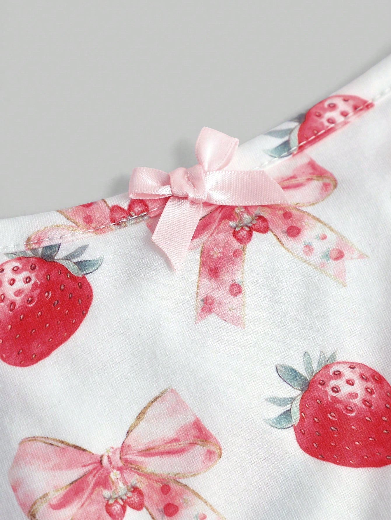ROMWE Kawaii Conjunto de ropa de dormir de tirantes con volantes con diseño de fresa y moño para mujer, de uso casual en verano