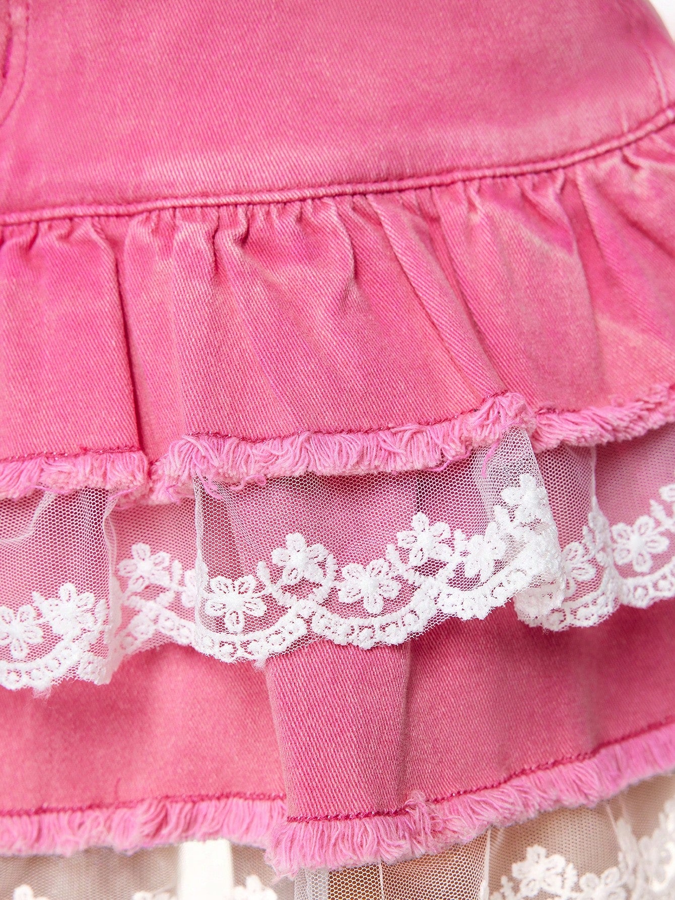 ROMWE Kawaii Falda corta de mezclilla con cintura baja y aplique de encaje en capas para mujer