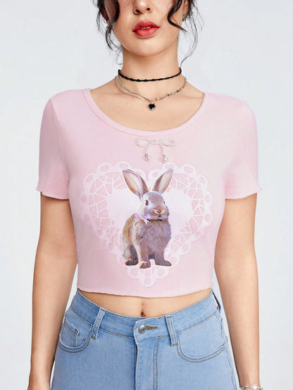 ROMWE Kawaii Playera corta ceñida de mujer con estampado de conejo y decoración de lazo de perlas falsas