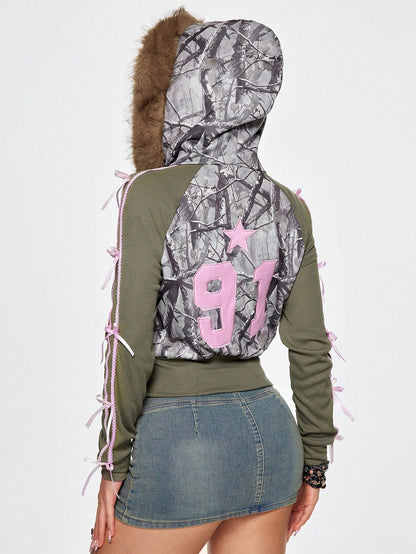 ROMWE Kawaii Sudadera con capucha de manga raglán con bordado en inglés y ribete de encaje, estilo deportivo vintage de camuflaje para mujer, estilo Y2K