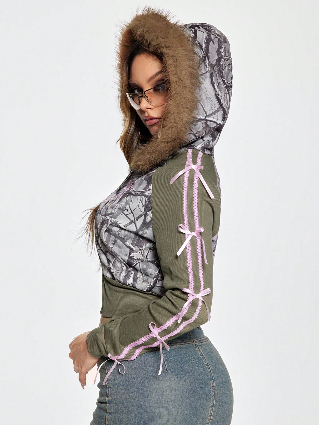 ROMWE Kawaii Sudadera con capucha de manga raglán con bordado en inglés y ribete de encaje, estilo deportivo vintage de camuflaje para mujer, estilo Y2K