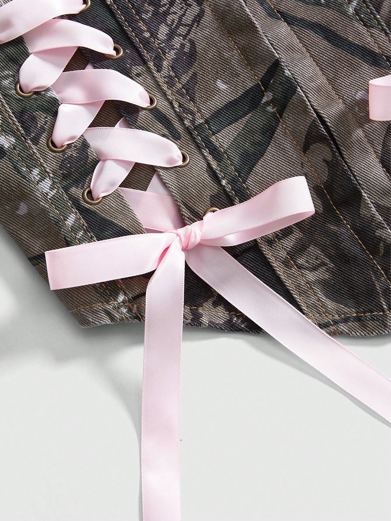 ROMWE Kawaii Top de tirantes acortado de mezclilla desgastada con estampado de camuflaje sexy para mujer, estilo streetwear Y2K