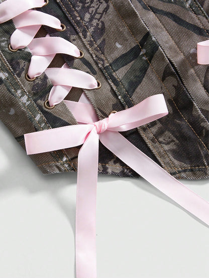 ROMWE Kawaii Top de tirantes acortado de mezclilla desgastada con estampado de camuflaje sexy para mujer, estilo streetwear Y2K