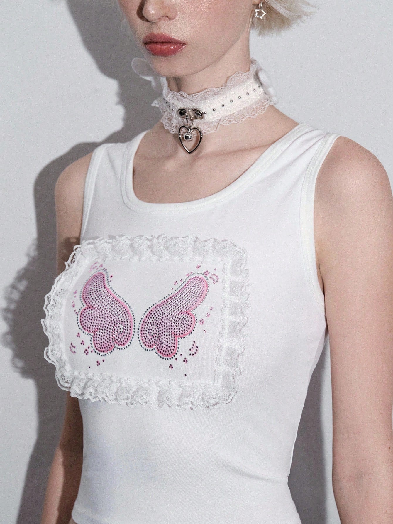 ROMWE Kawaii Top de tirantes para mujer con parches de encaje y alas de ángel, estilo kawaii y peculiar