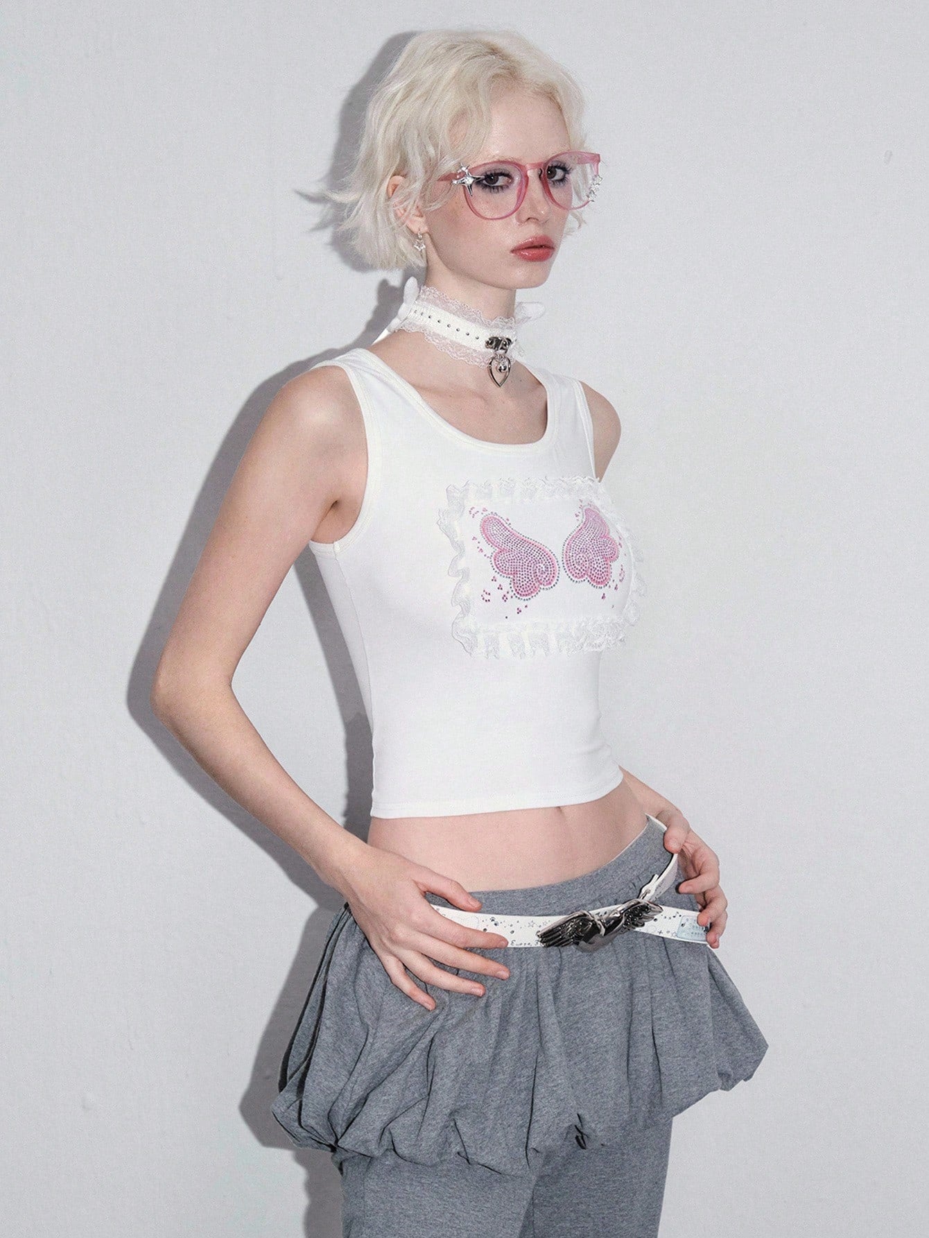 ROMWE Kawaii Top de tirantes para mujer con parches de encaje y alas de ángel, estilo kawaii y peculiar