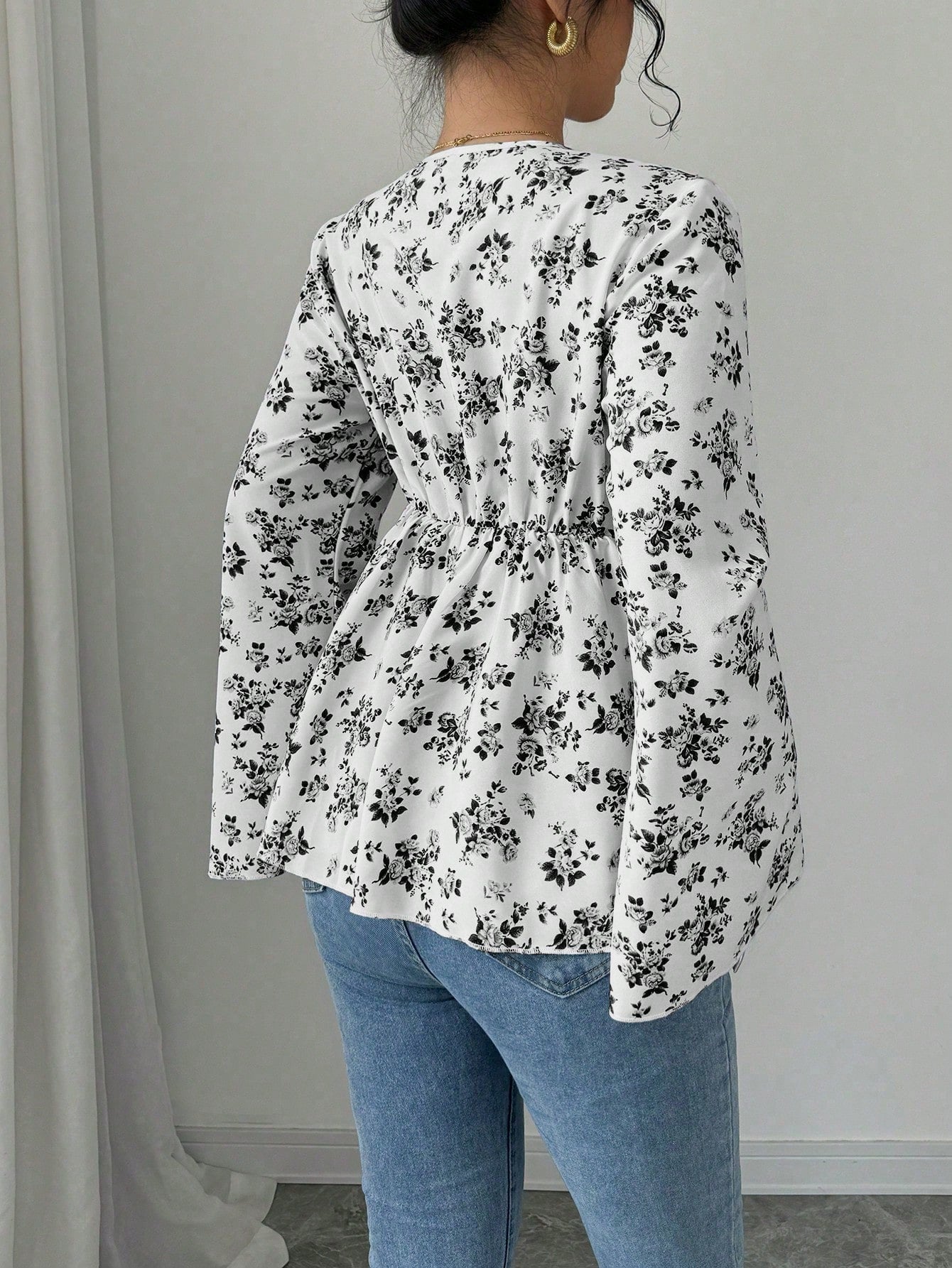 Rafferiza Blusa de manga larga con cuello en V y mangas acampanadas con estampado floral azul para mujer