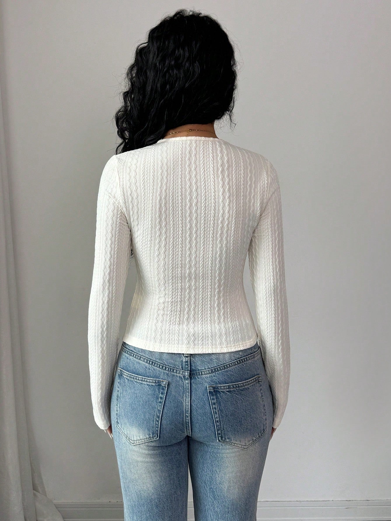 Rafferiza Camiseta de encaje con cuello en V elegante y versátil para mujer, adecuada para salidas en otoño/invierno