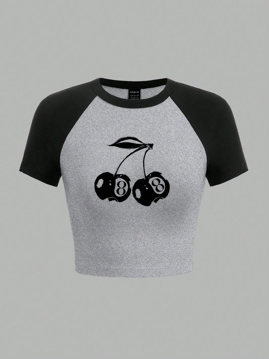 SHEIN Attitoon Camiseta corta de mujer de manga corta, cuello redondo, ajustada y recortada, con bloque de color y patrón de cereza, adecuada para el verano
