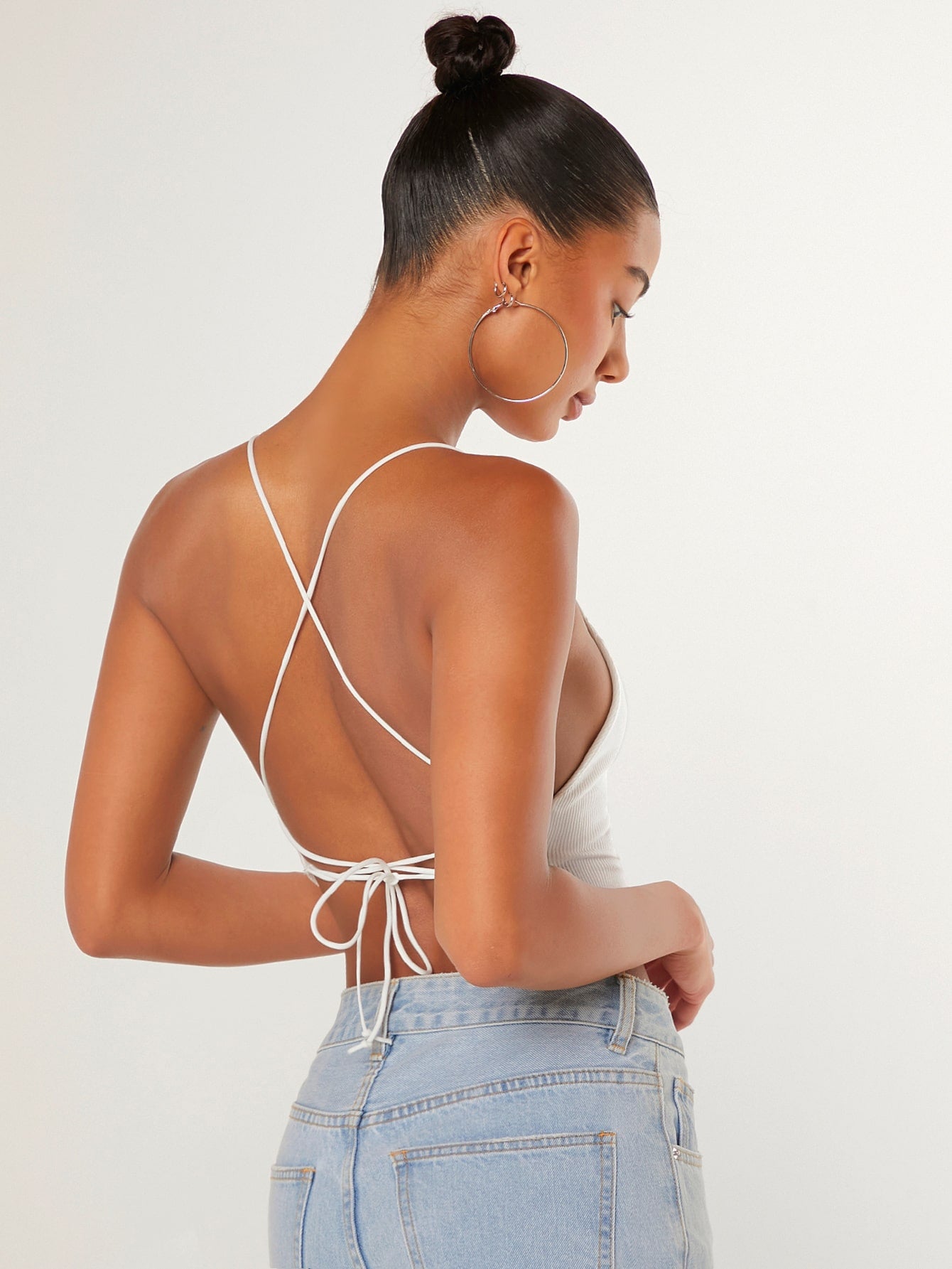 SHEIN BAE Top de tirantes fruncido cruzado de espalda abierta con cordón bajo hanky