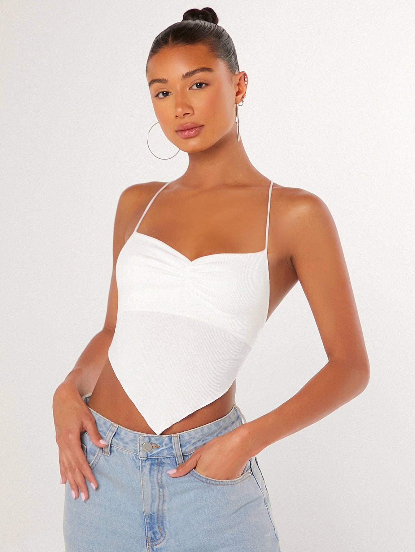 SHEIN BAE Top de tirantes fruncido cruzado de espalda abierta con cordón bajo hanky
