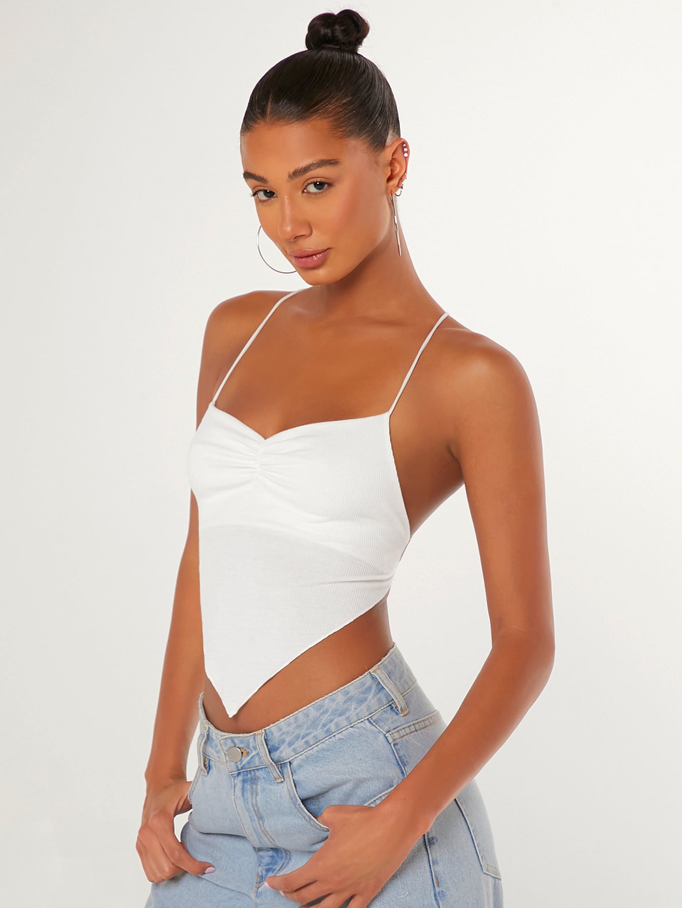 SHEIN BAE Top de tirantes fruncido cruzado de espalda abierta con cordón bajo hanky
