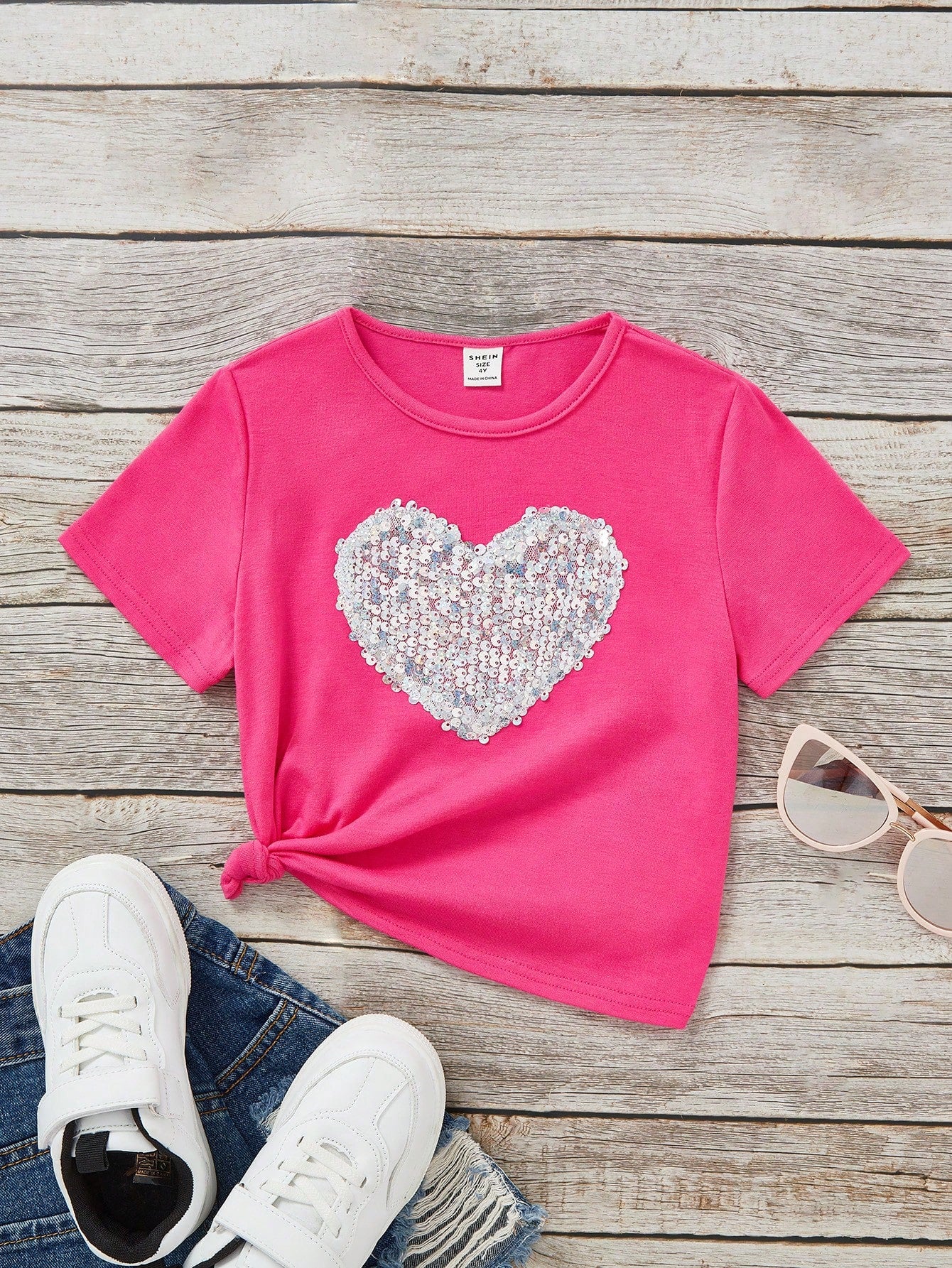 SHEIN Camiseta Casual De Manga Corta Para Chica Con Diseño De Corazón Y Detalles De Lentejuelas