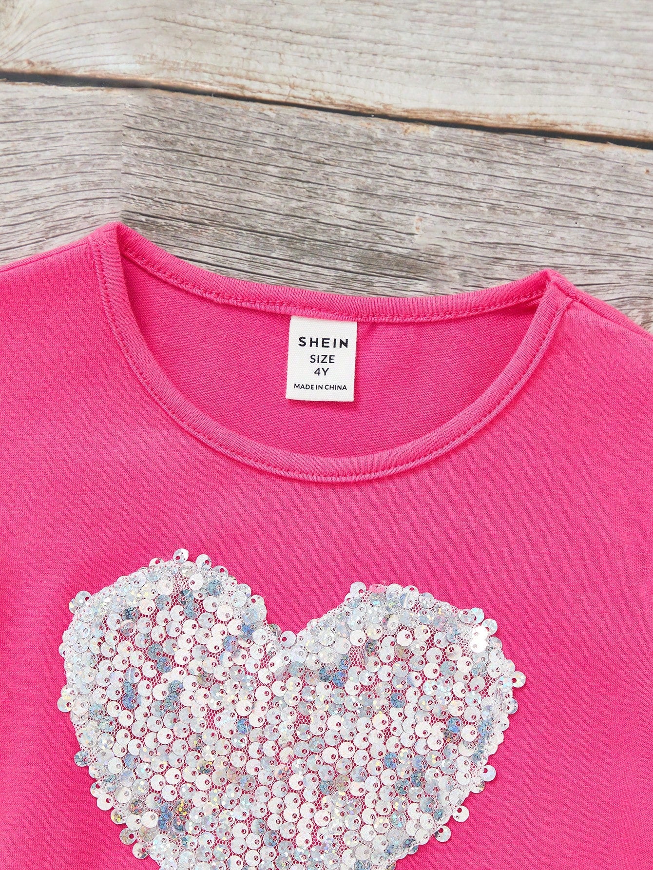 SHEIN Camiseta Casual De Manga Corta Para Chica Con Diseño De Corazón Y Detalles De Lentejuelas