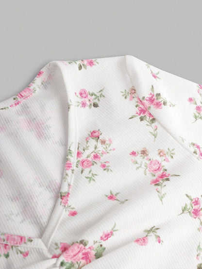 SHEIN Camiseta ajustada de manga corta con escote en V, fruncido delantero, de punto acanalado blanco con estampado floral diminuto para adolescente