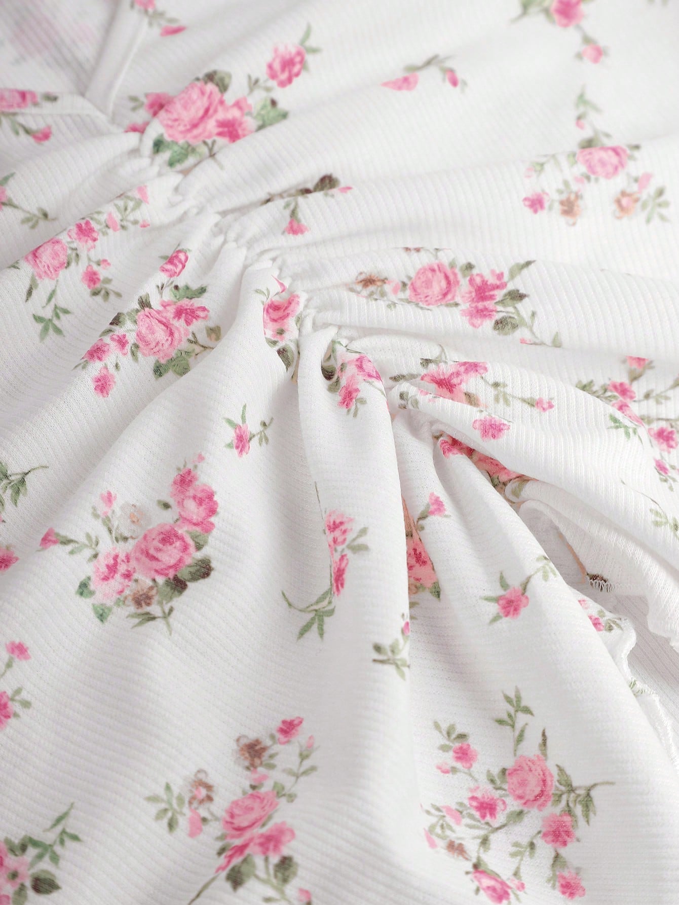 SHEIN Camiseta ajustada de manga corta con escote en V, fruncido delantero, de punto acanalado blanco con estampado floral diminuto para adolescente