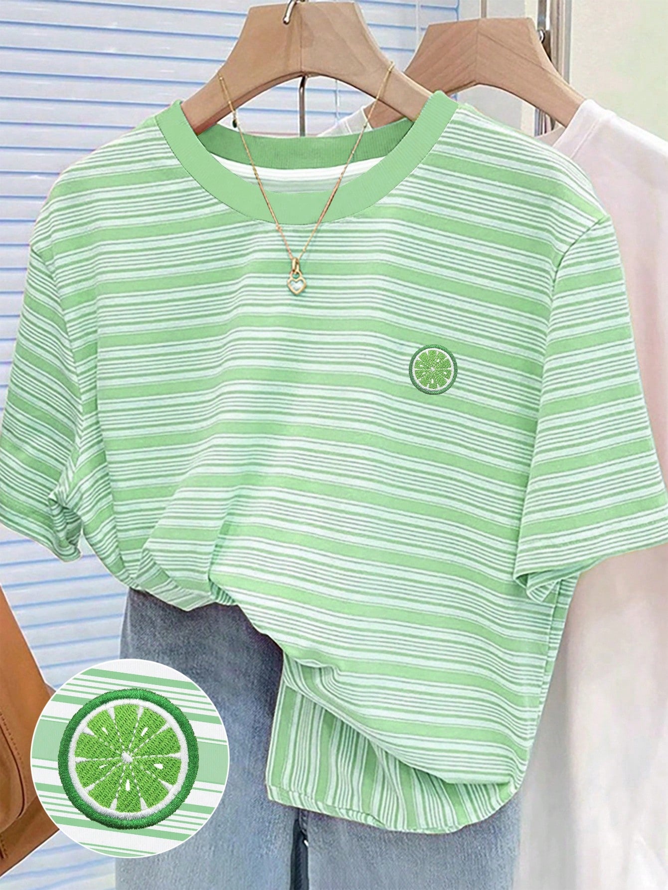 SHEIN Camiseta de cuello redondo regular con estampado digital a rayas y bordado de limón para mujer