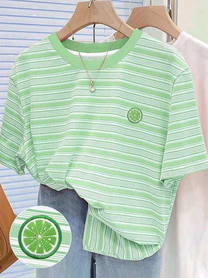 SHEIN Camiseta de cuello redondo regular con estampado digital a rayas y bordado de limón para mujer