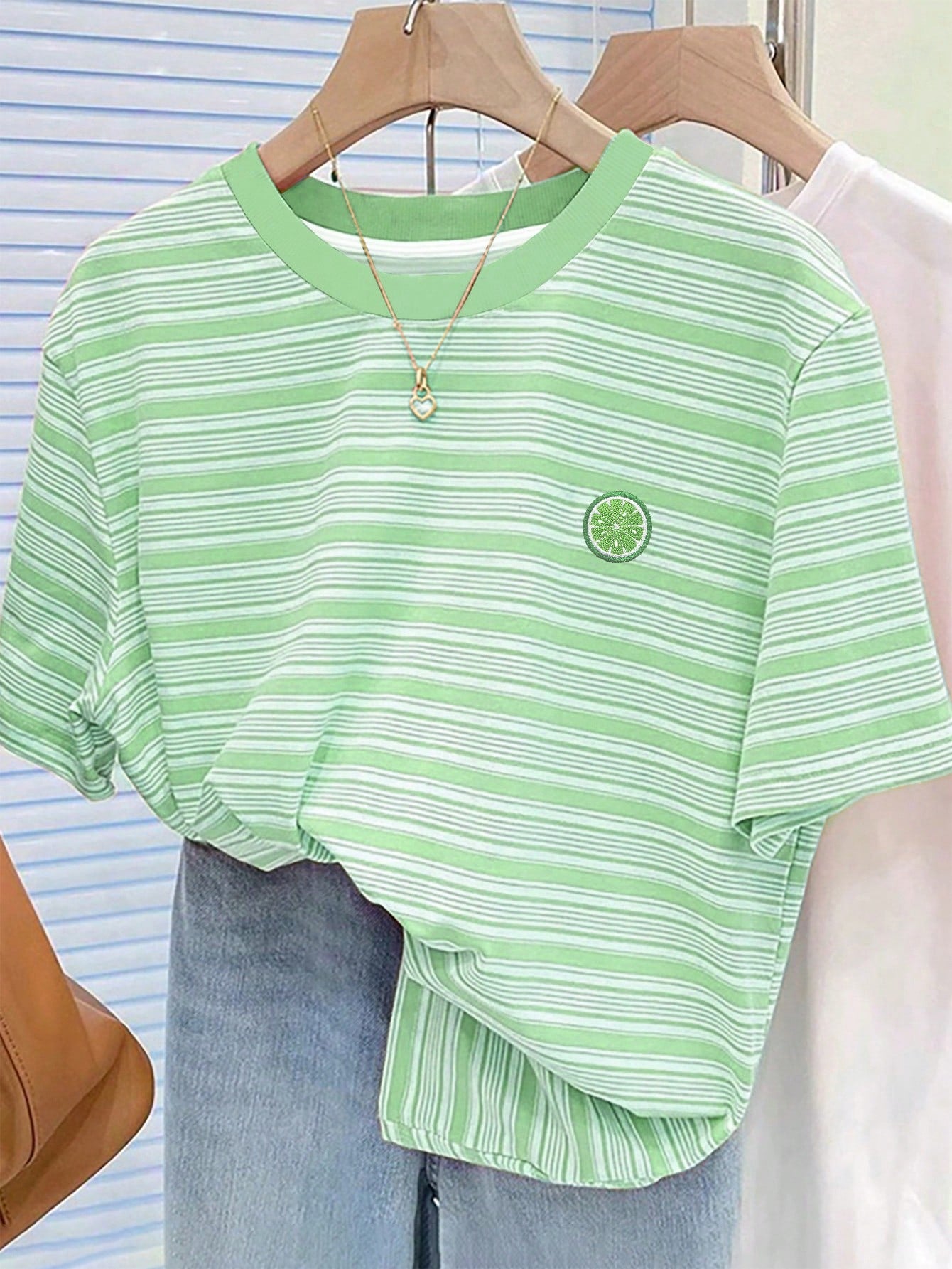 SHEIN Camiseta de cuello redondo regular con estampado digital a rayas y bordado de limón para mujer