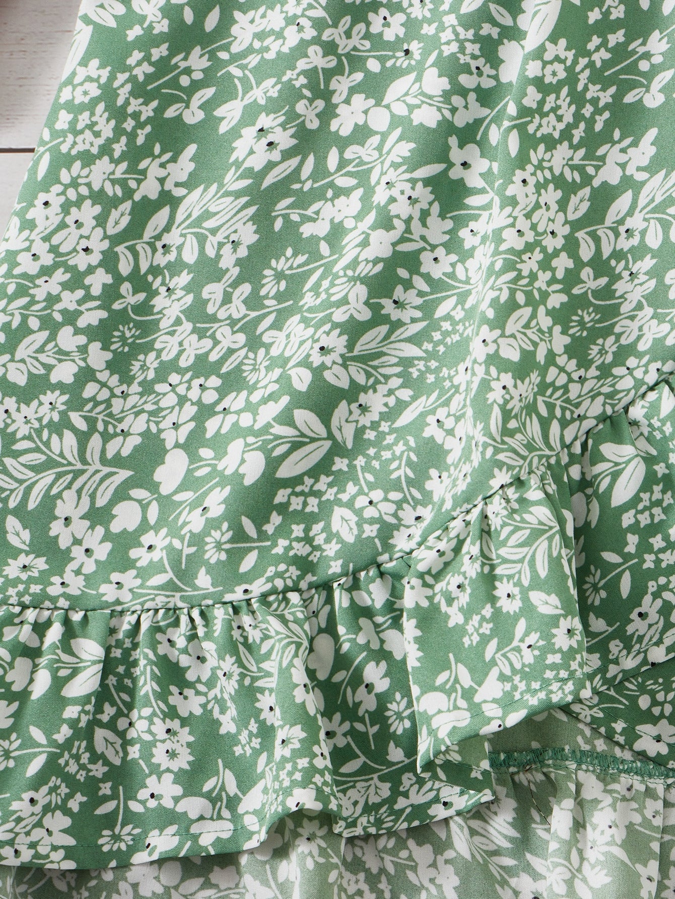 SHEIN Chicas con estampado floral Top de tirantes & ribete con fruncido bajo asimétrico Falda - Conjunto