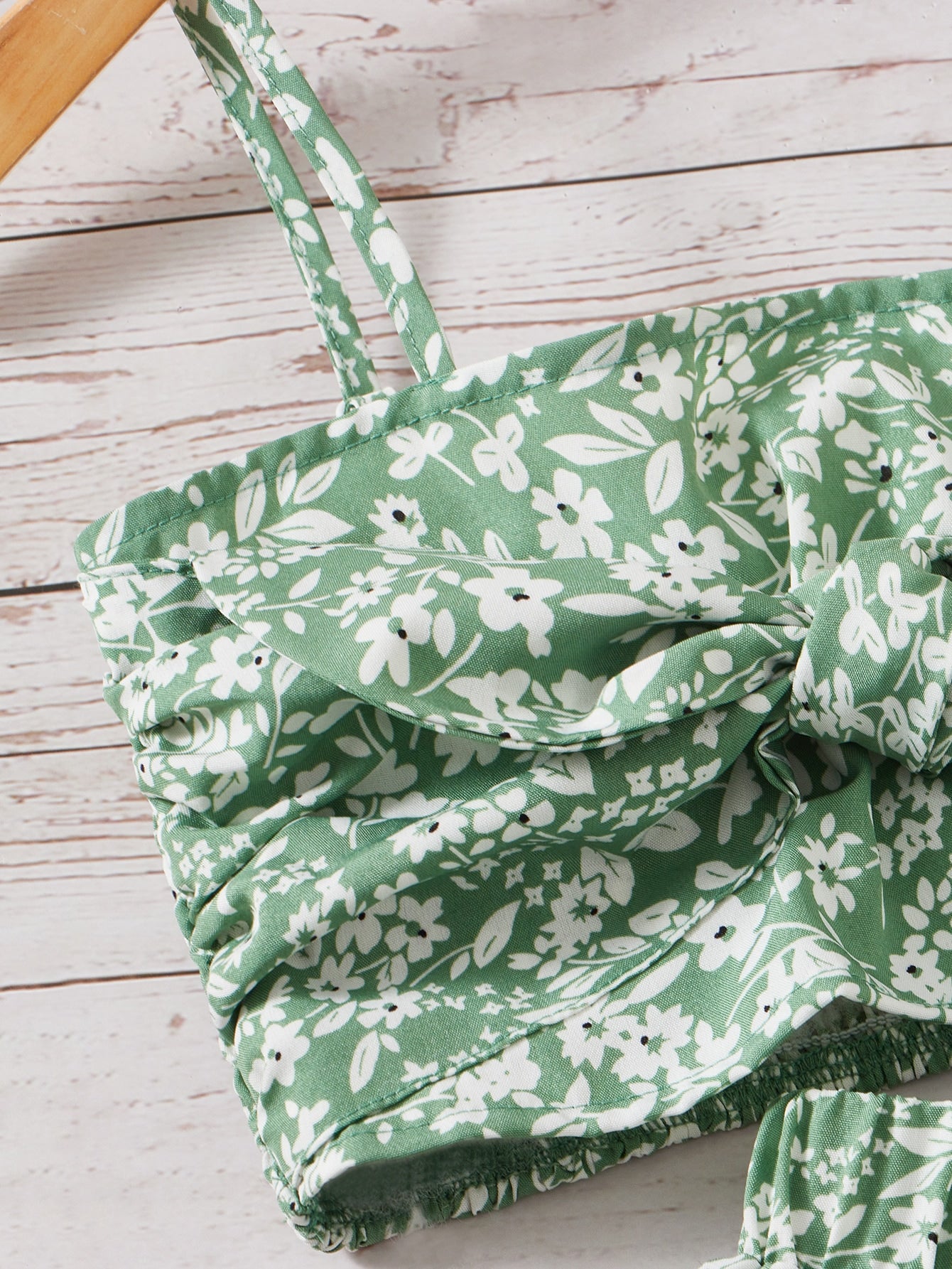 SHEIN Chicas con estampado floral Top de tirantes & ribete con fruncido bajo asimétrico Falda - Conjunto
