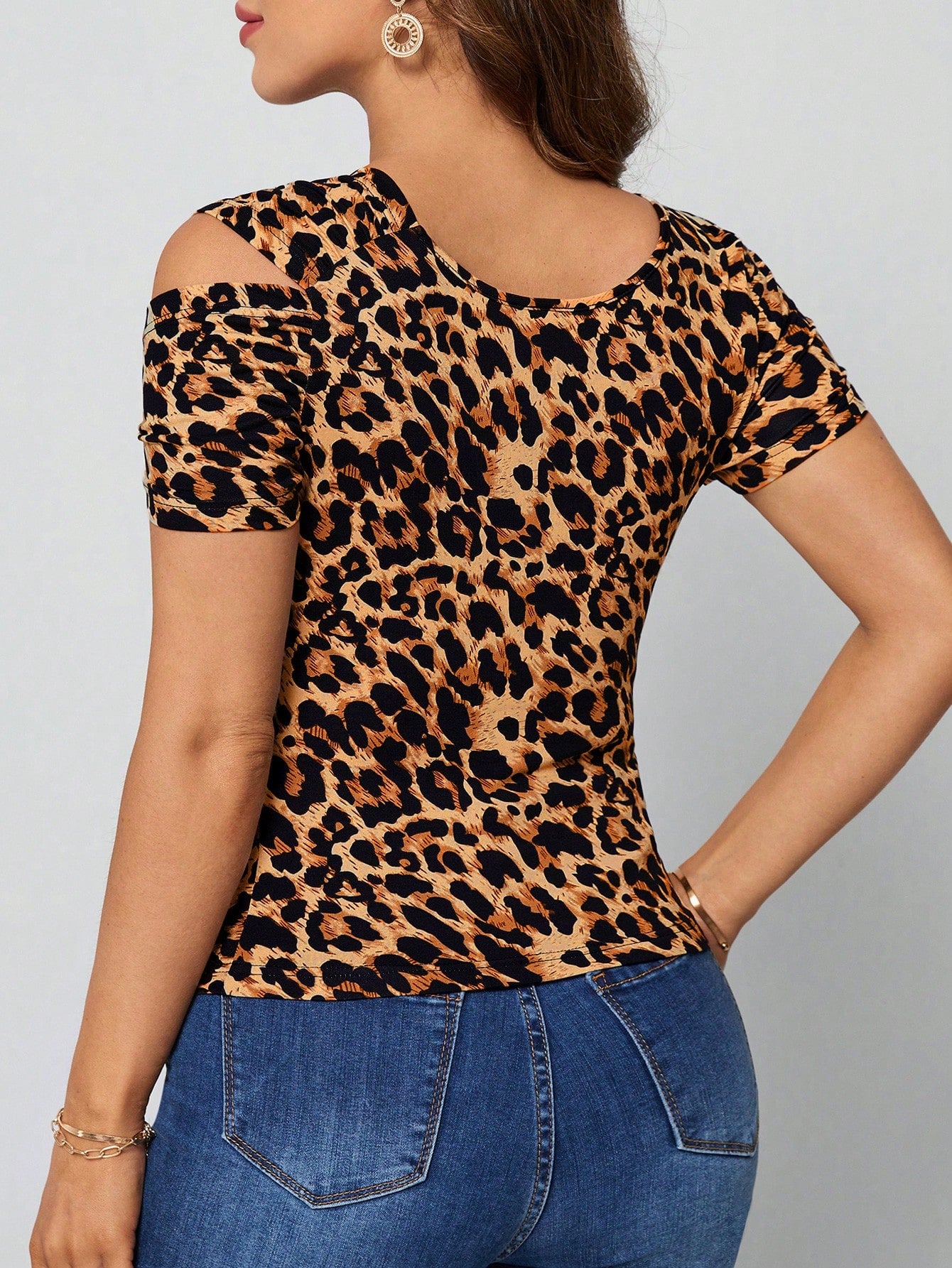 SHEIN Clasi Playera con cuello asimétrico estampado de leopardo