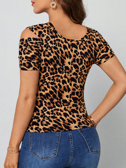 SHEIN Clasi Playera con cuello asimétrico estampado de leopardo