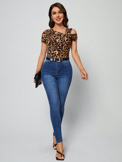 SHEIN Clasi Playera con cuello asimétrico estampado de leopardo
