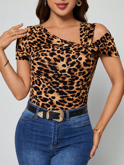 SHEIN Clasi Playera con cuello asimétrico estampado de leopardo