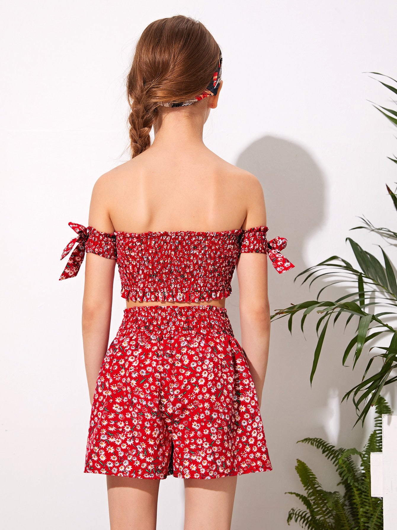 SHEIN Conjunto de niñas top floral de margarita fruncido de manga con nudo de hombros descubiertos con shorts