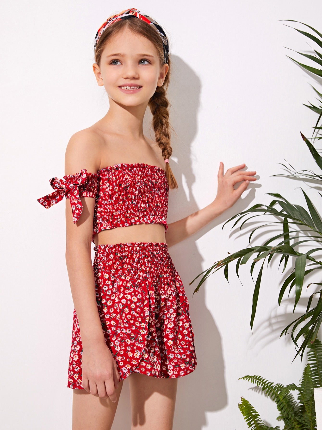 SHEIN Conjunto de niñas top floral de margarita fruncido de manga con nudo de hombros descubiertos con shorts