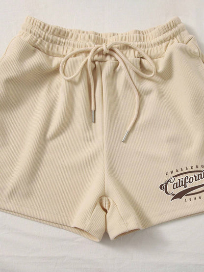 SHEIN EZwear 2 piezas/set Camiseta ajustada de cuello redondo con gráfico "CALIFORNIA" y shorts ajustados con cordón en la cintura para mujer, de verano