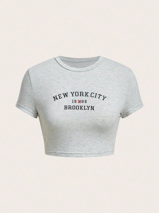 SHEIN EZwear Camiseta Recortada De Color Gris Claro Con Gráficos De Letras De La Ciudad De Nueva York
