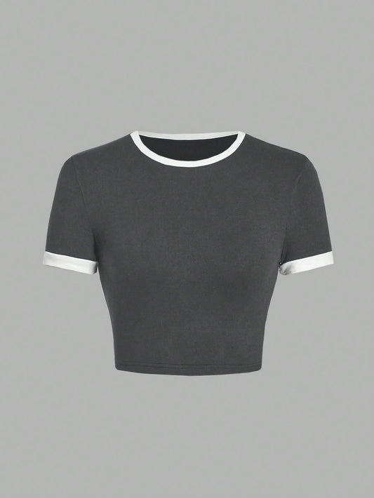 SHEIN EZwear Camiseta ajustada de mujer de corte corto, de estilo minimalista casual en color gris oscuro con cuello y puños de contraste, adecuada para el verano