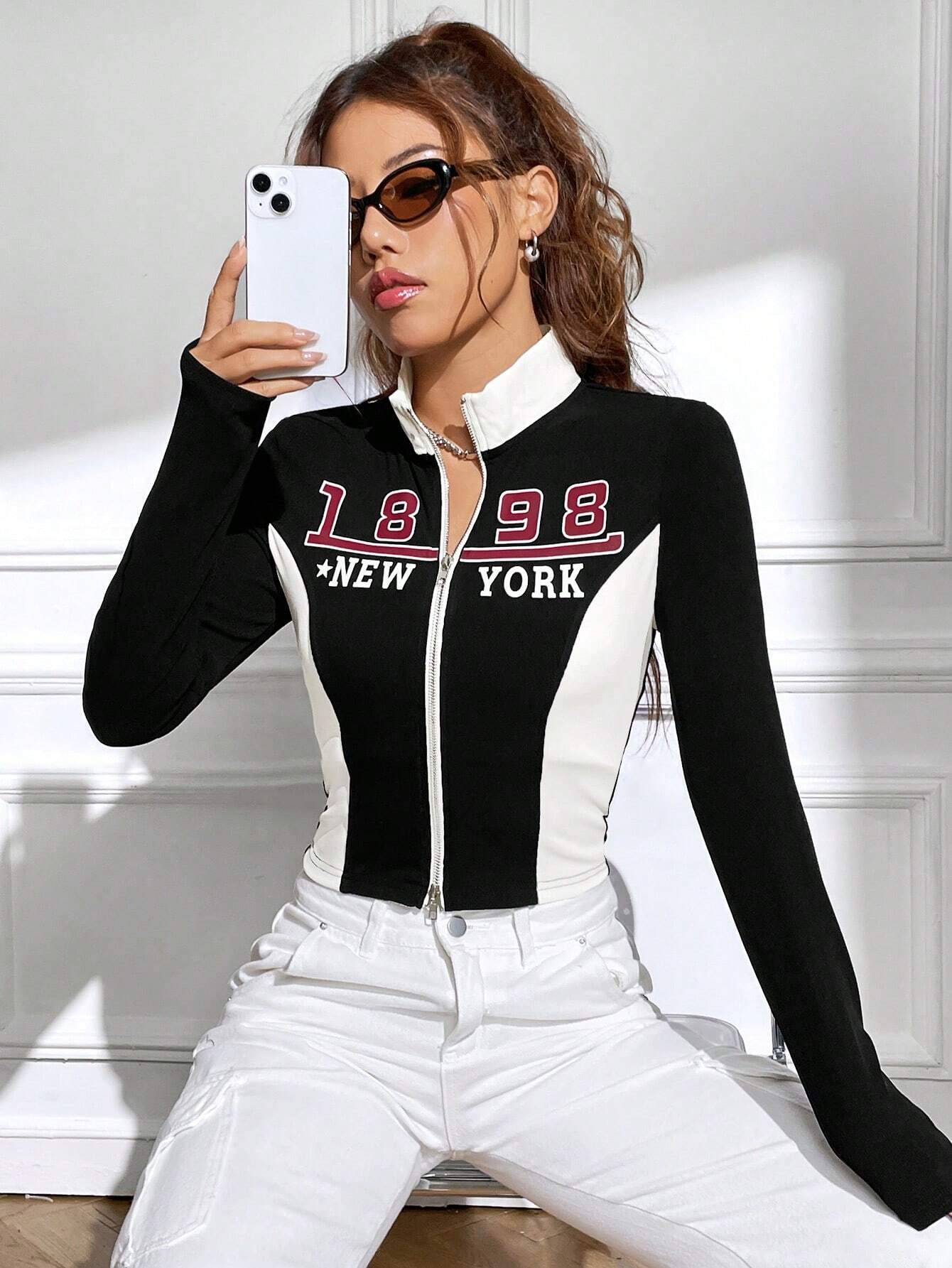 SHEIN EZwear Camiseta crop con estampado de letra de dos tonos con cremallera