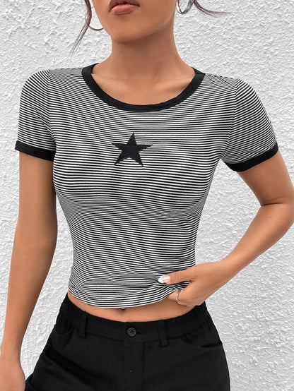 SHEIN EZwear Camiseta crop con estampado de rayas y estrella unido en contraste
