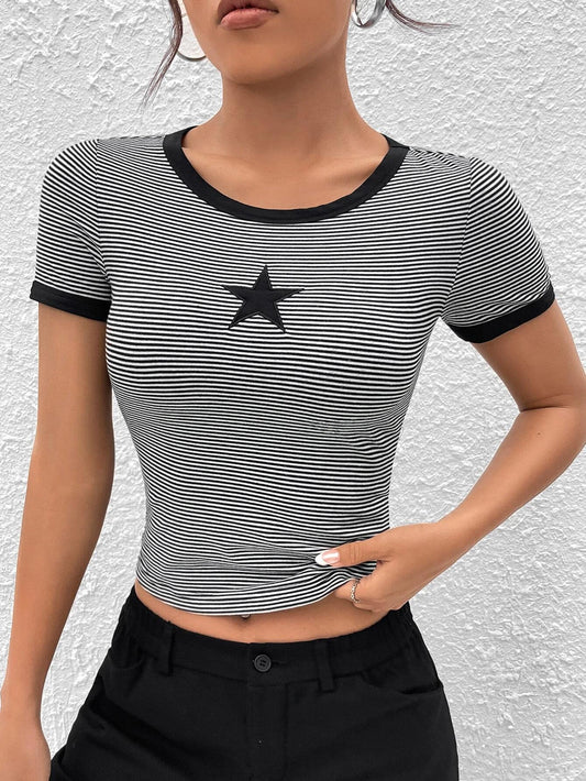 SHEIN EZwear Camiseta crop con estampado de rayas y estrella unido en contraste
