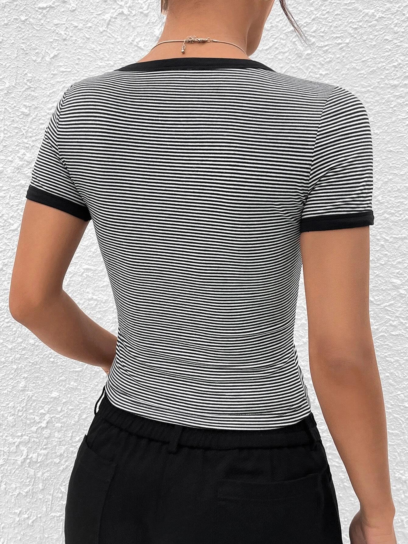 SHEIN EZwear Camiseta crop con estampado de rayas y estrella unido en contraste