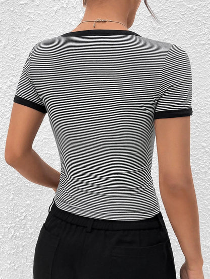 SHEIN EZwear Camiseta crop con estampado de rayas y estrella unido en contraste